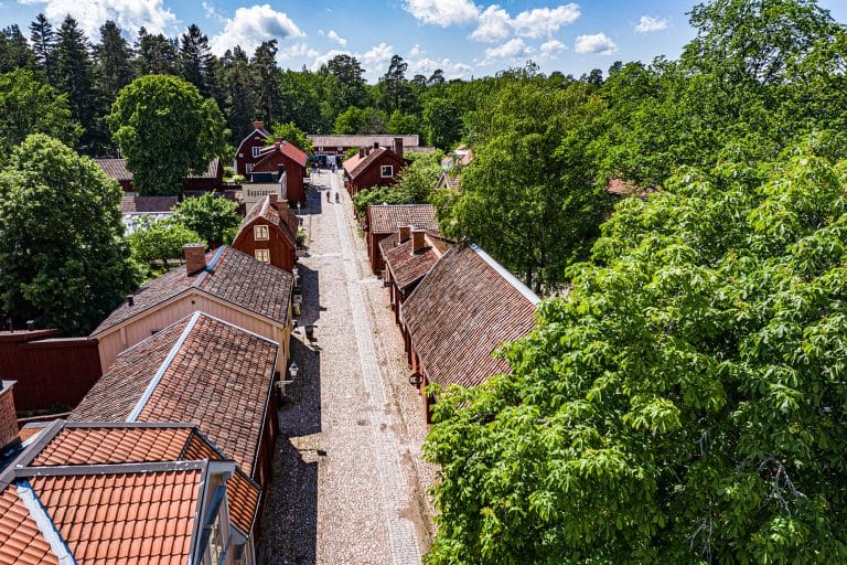 Vy över gamla Linköping under sommaren